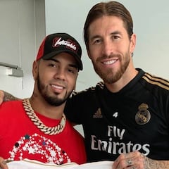 Sergio Ramos le enseña su caballo campeón del mundo al cantante Anuel