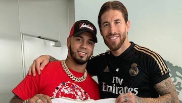 Sergio Ramos le ense?a su caballo campe¨®n del mundo al cantante Anuel