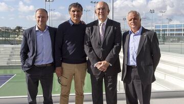 GRA204. PALMA DE MALLORCA (ISLAS BALEARES) 29/11/2016.- Varios de los mejores tenistas nacionales se darán cita en el 103 Campeonato de España masculino y 83 femenino, que se disputará en las pistas de la Academia de Rafa Nadal, en la localidad mallorquina de Manacor, a partir del domingo 11 de diciembre. En la imagen, el presidente de la Real Federación Española de Tenis (RFET), Miguel Díaz (2d),Toni Nadal, tío y entrenador de Rafa Nadal (2i), el director de las instalaciones, Víctor Barreiro (1i), y el presidente de la territorial balear, Antoni Ferragut (1d), durante la presentación oficial del acto celebrada hoy en la Academia Rafa Nadal. EFE/Cati Cladera