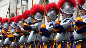 Tecnología en el Vaticano: nuevos cascos impresos en 3D para la Guardia Suiza