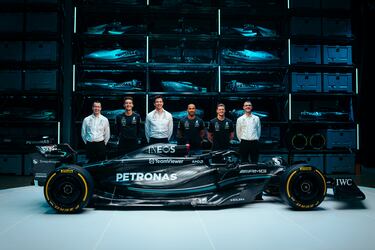 Mercedes vuelve al negro pero sigue en sus trece