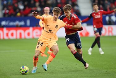 Pablo Barrios y Pablo Ibañez luchan por llevarse el balón.