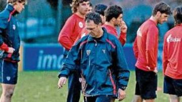 <b>PENSATIVO. </b>Joaquín Caparrós parece meditar en la imagen tomada en la tarde de ayer en las instalaciones de Lezama.