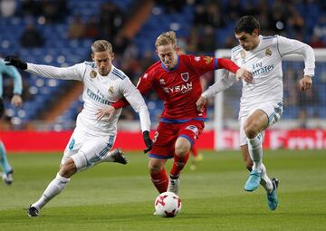 Dani Nieto entre Marcos Llorente y Jesús Vallejo.