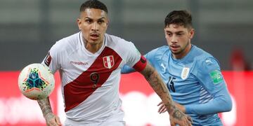 Paolo Guerrero yendo a por el balón ante la persecución de Federico Valverde.