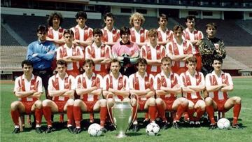 La plantilla del Estrella Roja 1990/91 posa con la Copa de Europa. Fuente: @Bandadeportiva (X).
