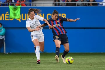 Patri Guijarro y Toletti pelean por un balón.