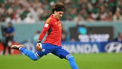 Guillermo Ochoa durante un partido con la Selección Mexicana en la Copa del Mundo de Qatar.