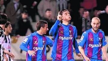 <b>EL 'REVULSIVO' MEDINA, EN LA RECÁMARA. </b>Por si fuera poco, el Huesca contará además con la baza de Nico Medina (uno de los jugadores más eficaces de la Liga) en el banco. El chileno suma tres goles, dos de ellos en el descuento para rescatar puntos y convertirse en todo un salvador.