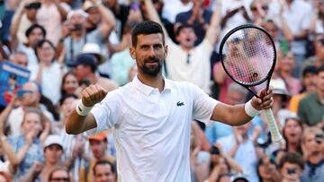 Novak Djokovic celebra su victoria contra Flavio Cobolli en Wimbledon.