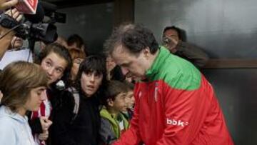 <b>UN ÍDOLO EN OLIVA. </b>Marcelo Bielsa, siempre atento con los aficionados, atendió a un niño del Newell's Old Boys, a otro del Athletic y a todo aquel que se le acercó.