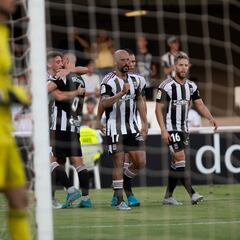 El Carlos Belmonte, en el horizonte