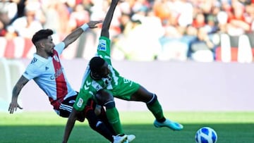 Luiz Henrique pelea por un balón.