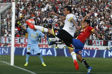 Esteban Paredes cumple 37 años de edad. En su carrera profesional ha jugado en Santiago Morning, Puerto Montt, Pachuca Junior de México, Cobreloa, Colo Colo, Atlante y Querétaro de Mexico. En la selección chilena participa regularmente desde 2006.
