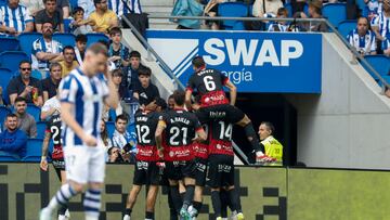 SAN SEBASTIÁN, 12/04/2025.- Los jugadores del Mallorca celebran el gol de Sergi Darder, segundo del equipo, durante el encuentro que disputan este sábado en el estadio de Anoeta, correspondiente a la jornada 31 de LaLiga. EFE/ Javier Etxezarreta
