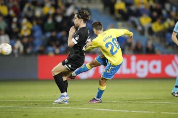 Momento en el Kirian chuta desde fuera del área para marcar el golazo que le dio la victoria a Las Palmas ante el Amorebieta.