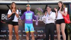 Miguel &Aacute;ngel L&oacute;pez luce el maillot morado como l&iacute;der de la Vuelta a Burgos. 