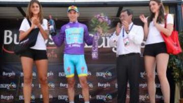 Miguel &Aacute;ngel L&oacute;pez luce el maillot morado como l&iacute;der de la Vuelta a Burgos. 