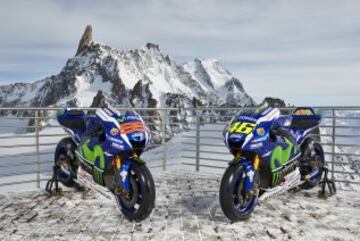 Sesi¨®n de fotos de la Yamaha YZR-M1s de Jorge Lorenzo y Valentino Rossi en Punta Helbronner con el Mont Blanc (4,810 m) de fondo.