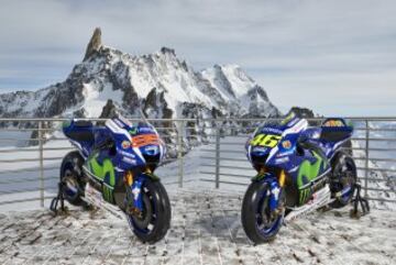 Sesión de fotos de la Yamaha YZR-M1s de Jorge Lorenzo y Valentino Rossi en Punta Helbronner con el Mont Blanc (4,810 m) de fondo.