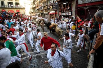 Este 7 de julio ser¨¢n los toros de la ganader¨ªa N¨²?ez del Cuvillo los que recorran las calles de la capital navarra. De esta forma comienza as¨ª el primero de los ocho encierros de las fiestas.