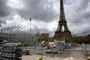 Los Juegos Olímpicos de 2024 están a la vuelta de la esquina. Se llevarán a cabo entre el 26 de julio y el 11 de agosto de 2024 en la ciudad de París. Por ello, el monumento más famoso de la capital francesa se prepara para la ocasión: la Torre Eiffel se pintará de un brillante color dorado-marrón para atraer todas las miradas de los visitantes.