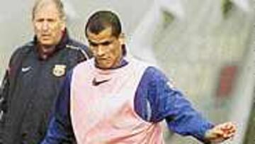 <b>DE REOJO</B>. Rexach observó con cautela las evoluciones de Rivaldo.