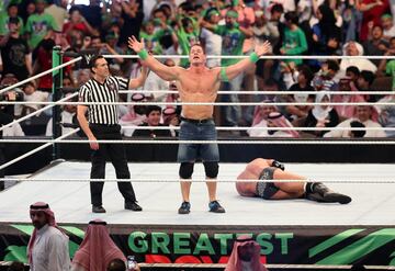 Hablar de John Cena es hablar de uno de los mayores baluartes en la historia de la WWE. Es 16 veces campeón absoluto y tiene en total 25 campeonatos. Deportivamente lo ha conseguido todo, pero es uno de esos hombres que ha trascendido la lucha libre. De hecho, verle en WrestleMania es una de esas oportunidades que comienzan a escasear. Desde hace varios años es una estrella de Hollywood y eso ha hecho que sus apariciones en WWE cada vez vayan a menos. Le espera Bray Wyatt, una lucha sin duda que tiene en vilo a todos los fans.