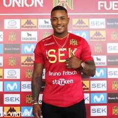 Unión Española se refuerza con defensa central mundialista