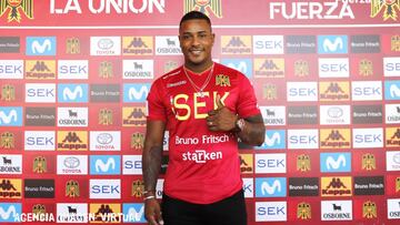 Unión Española se refuerza con defensa central mundialista