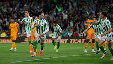 1-1. Johnny Cardoso celebra el tanto que anota el minuto 33 de partido.