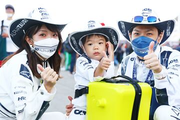 Durante la práctica del Gran Premio de Japón, desarrollado en el circuito de Suzuka, se ha podido ver un desfile de los sombreros más variopintos.