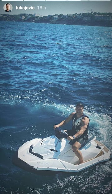 Jovic subió una imagen a su Instagram en la que utiliza una moto de agua.