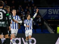 SAN SEBASTIÁN, 07/02/2026.- El delantero de la Real Sociedad Mikel Oyarzabal (d) celebra el segundo gol de su equipo durante el partido de LaLiga entre la Real Sociedad y el Elche, este sábado en el estadio de Anoeta. EFE/ Javier Etxezarreta