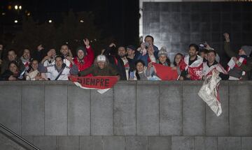 Seguidores de River Plate esperando la llegada del conjunto argentino a Madrid para disputar la final de la Libertadores 2018. 