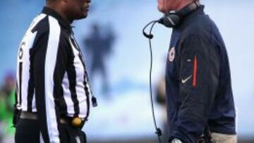 John Fox, head coach de Chicago Bears, hablando con el árbitro Wayne Mackie.