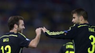 Mata celebra el gol con Piqu&eacute;.