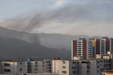 Se observa humo sobre edificios tras escucharse explosiones y aviones volando a baja altura el 3 de enero de 2026 en Caracas, Venezuela. Según algunos informes, se escucharon explosiones en Caracas y otras ciudades cercanas a aeropuertos y bases militares alrededor de las 2:00 a. m. El presidente de Estados Unidos, Donald Trump, anunció posteriormente que el ejército de su país había lanzado un ataque a gran escala contra Venezuela y capturado al presidente Nicolás Maduro y a su esposa.