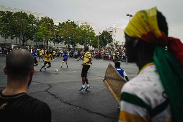  Futbolistas que representan a un equipo de Malí y a otro del resto del mundo compiten durante el partido final
de CAN des quartiers, en las afueras del norte de París. Jóvenes de los barrios aledaños a la capital francesa
demostraron que es posible organizar un torneo popular respetando las normas sanitarias.