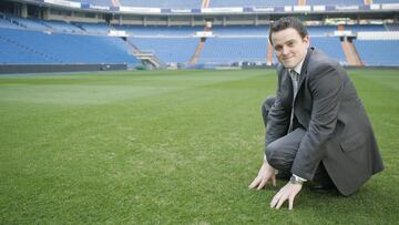 Un joven Paul Burgess posa en el Bernabéu en su llegada en 2009.