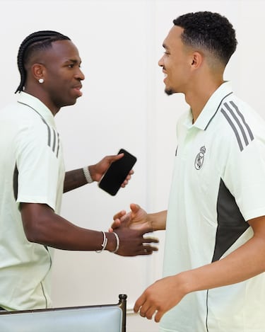 Vinicius Jr. saluda a Trent Alexander-Arnold, a la llegada del primero al hotel Four Seasons Palm Beach, en Florida.
