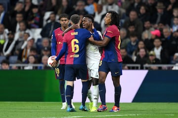 El jugador del Barcelona nacido en Los Palacios y Villafranca sali¨® al terreno de juego en el tramo final del encuentro, pero tuvo tiempo suficiente para tener sus tiranteces con el delantero brasile?o del Real Madrid. "?4-0, 4-0!", le dijo Gavi a Vinicius en varias ocasiones, haci¨¦ndole el gesto con la mano.