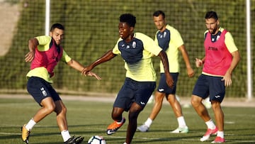 Hongal, durante el entrenamiento del Granada.