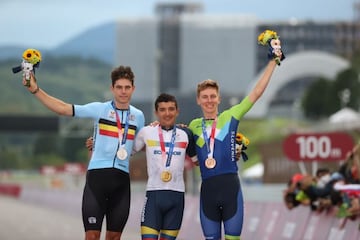 Van Aert, Carapaz y Pogacar, en el podio. 