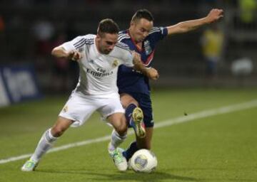 Carvajal intenta jugar el balón ante Gael Danic.