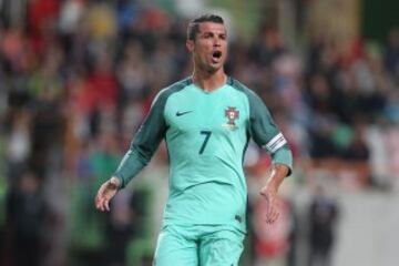 El jugador portugués Cristiano Ronaldo celebrando el gol que acaba de anotar durante un partido amistoso entre Portugal y Bélgica