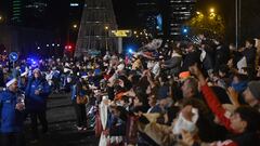 Ambiente durante la cabalgata, a 5 de enero de 2024, en Madrid (España). Los Reyes Magos recorren en su tradicional cabalgata el centro de Madrid. El lema del desfile de este año es ‘El regalo de la inocencia’, como homenaje a la sabiduría y la generosidad de los abuelos, y para representar un símbolo de unión y respeto entre generaciones. Es por eso que la carroza que encabeza la cabalgata está dedicada a ellos, y está decorada artesanalmente y con mimbre por personas mayores. Además de esta y las tres carrozas reales, el desfile cuenta con diez más de patrocinadores y colaboradores y una más con la gran estrella de Oriente. La comitiva está compuesta por alrededor de 1.500 personas y se han repartido 1.200 kilos de caramelos.
05 ENERO 2024;CABALGATA;REYES MAGOS;DESFILE;CARROZAS
Alberto Ortega / Europa Press
05/01/2024