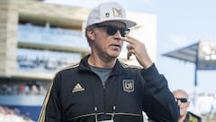 Who are the Saturday Night Live hosts who will appear on the SNL 50th anniversary tribute show?