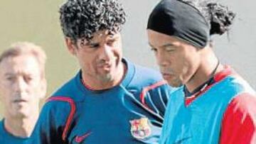 <b>TODOS PENDIENTES DE ÉL</b> El estado de Ronaldinho preocupa al cuerpo técnico culé. Rijkaard, Neeskens y Eusebio están encima de él.