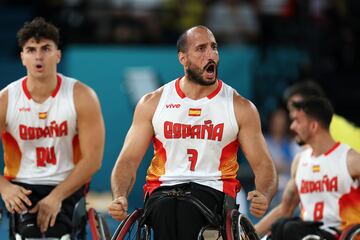 Pablo J. Zarzuela, del equipo español, celebra durante el partido de la clasificación masculina entre el equipo español y el equipo australiano.